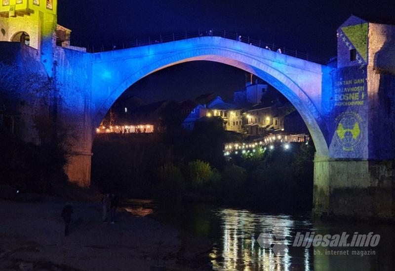 Stari most u bojama BiH - Stari most u plavoj i žutoj boji